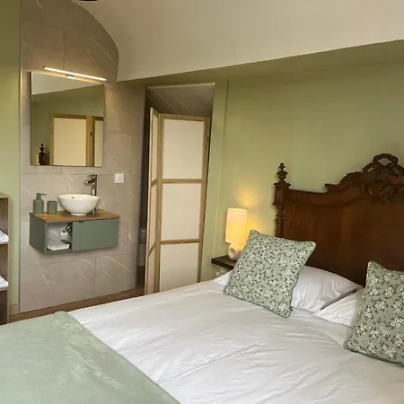 לינה וארוחת בוקר L Hirondelle Du Printemps 2 3*